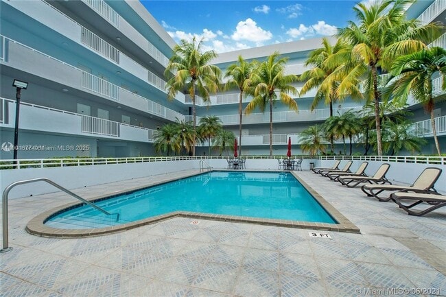 8251 NW 8th St in Miami, FL - Building Photo - Building Photo