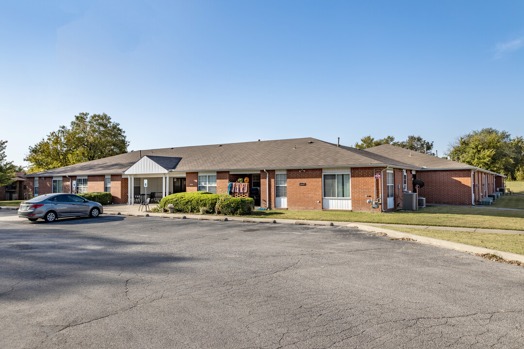 Eagle's Nest apartments in Broken Arrow, OK - Building Photo