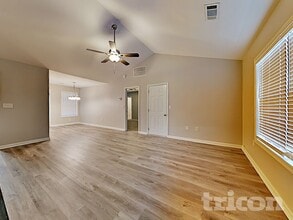 215 Millwheel Dr in Villa Rica, GA - Foto de edificio - Building Photo