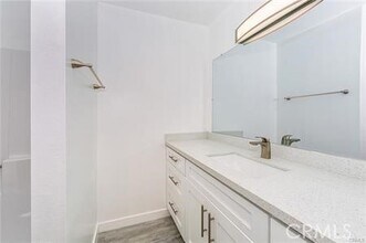 835 E Lomita Ave, Unit 204 in Glendale, CA - Building Photo - Building Photo