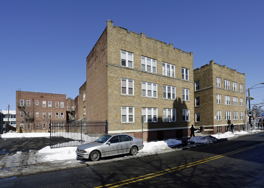 429-437 Broadway in Paterson, NJ - Foto de edificio