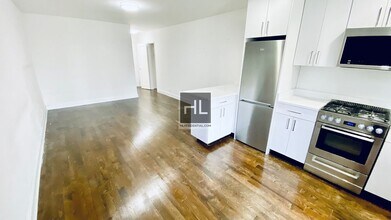 165 E 35th St, Unit 10H in New York, NY - Building Photo - Building Photo