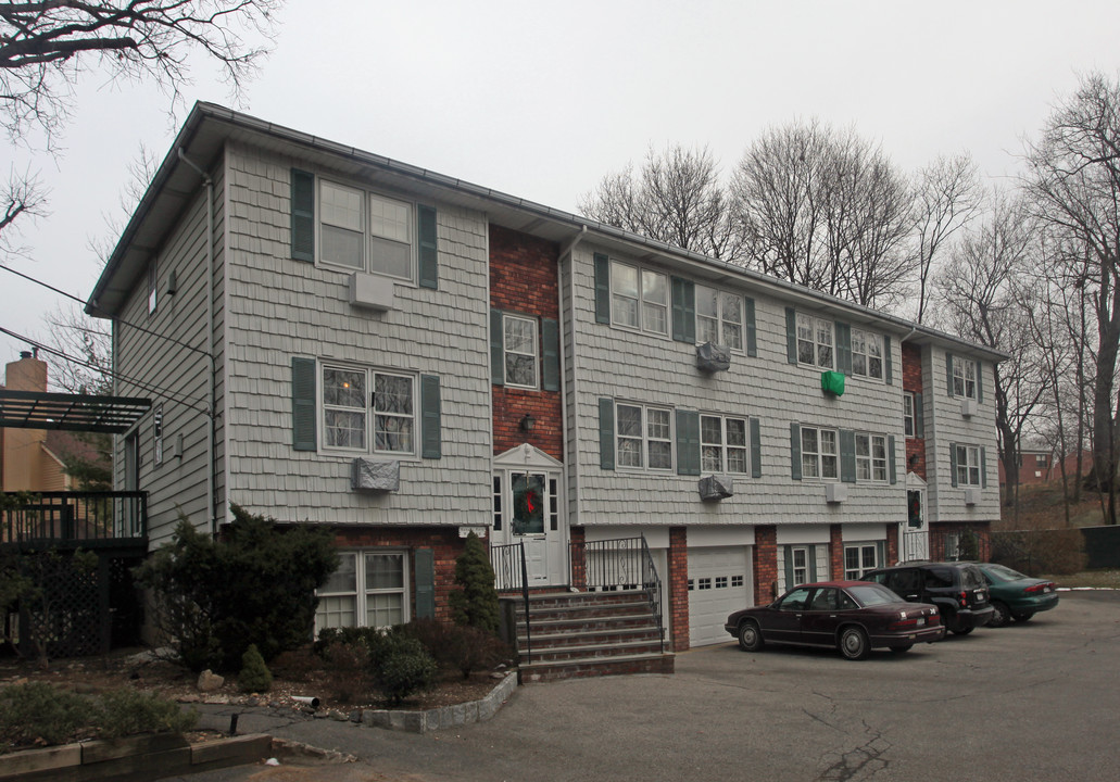 165 Beacon Hill Dr in Dobbs Ferry, NY - Building Photo