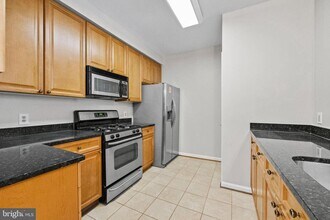 801 S Greenbrier St in Arlington, VA - Building Photo - Building Photo