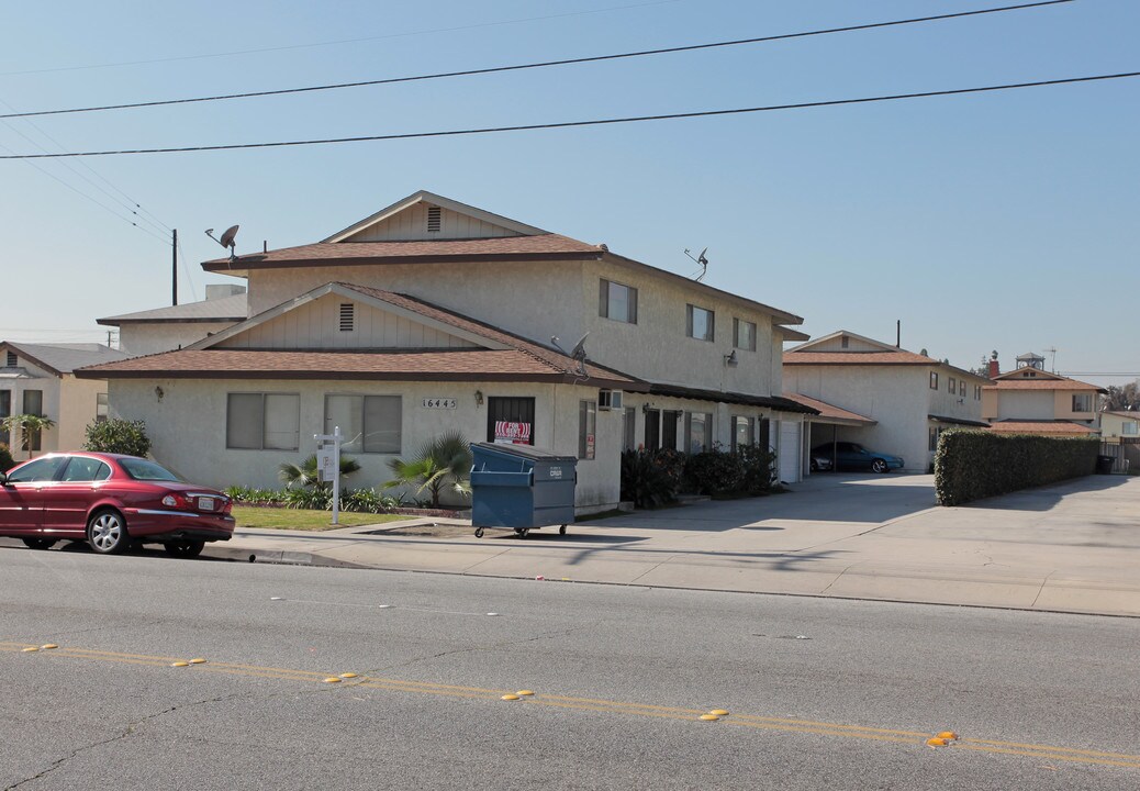 16443 Woodruff Ave in Bellflower, CA - Building Photo