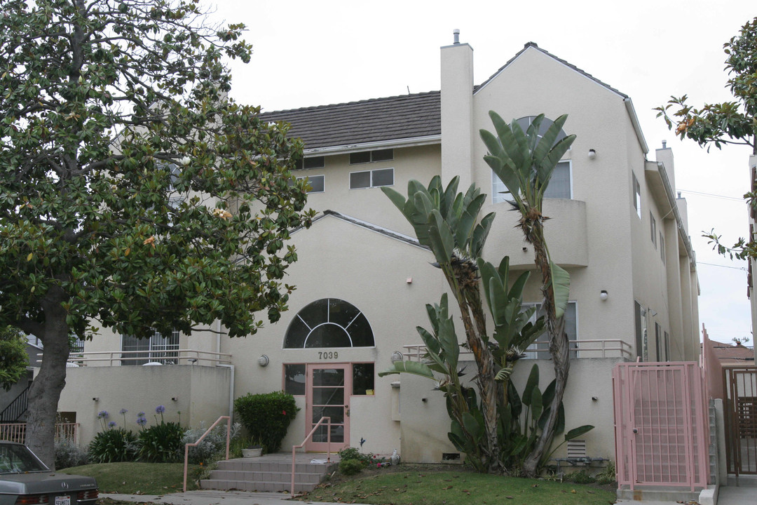 7039 Kittyhawk Ave in Los Angeles, CA - Foto de edificio