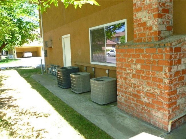 5756 Garfield Ave in Sacramento, CA - Foto de edificio - Building Photo