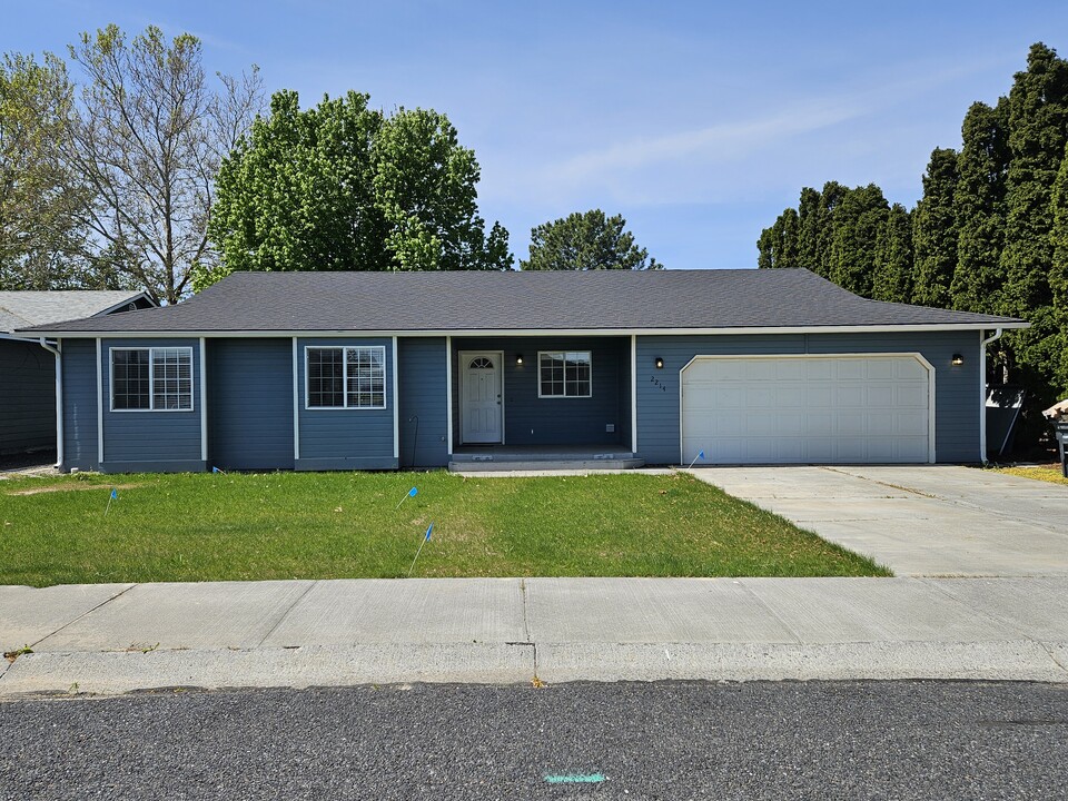 2214 Claremont Ct in Moses Lake, WA - Building Photo
