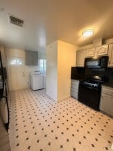 7010 Cozycroft Ave in Winnetka, CA - Foto de edificio - Building Photo