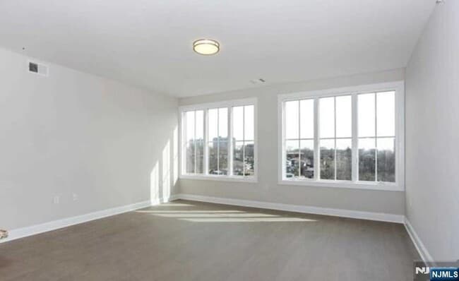 555 10th St in Palisades Park, NJ - Building Photo - Building Photo
