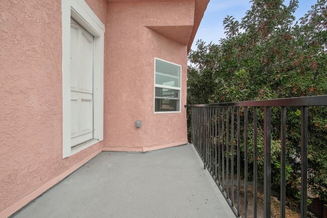 635 W 53rd St, Unit 1 . 2