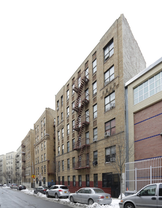 Roslyn Terrace in Bronx, NY - Building Photo