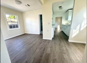 7015 De Celis Pl in Van Nuys, CA - Foto de edificio - Building Photo