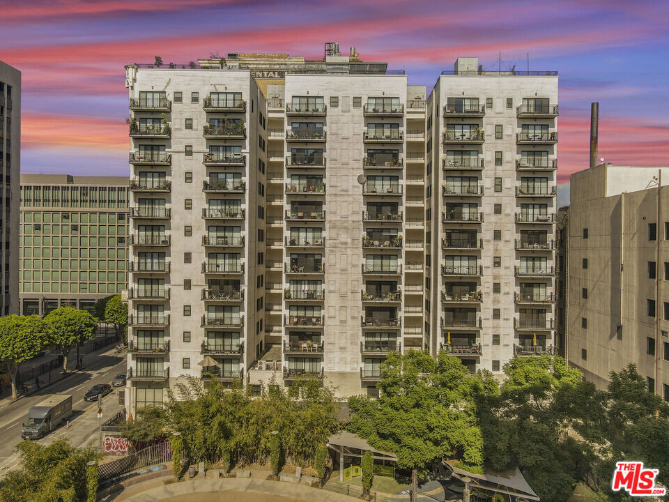416 S Spring St in Los Angeles, CA - Building Photo