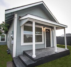 123 Douglas Way St in San Antonio, TX - Building Photo - Building Photo