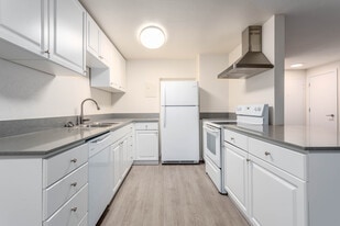 Skyline House Apartments in Seattle, WA - Building Photo