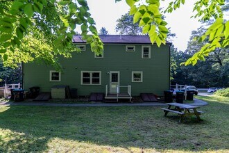 2 Linda Ln, Unit 2 in Stratham, NH - Foto de edificio - Building Photo