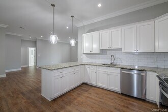 2 Union Pl in Huntington, NY - Building Photo - Building Photo