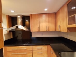 2333 Brickell Ave in Miami, FL - Building Photo - Building Photo