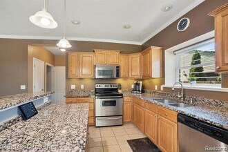 2043 Vermont Ave in Troy, MI - Building Photo - Building Photo