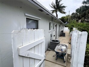 2226 Cody St, Unit 1-2 in Hollywood, FL - Building Photo - Building Photo