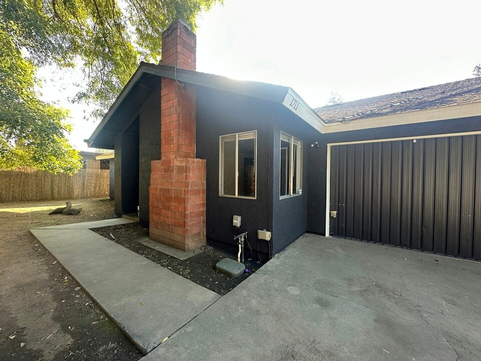 1711 E Paradise Ave in Visalia, CA - Building Photo