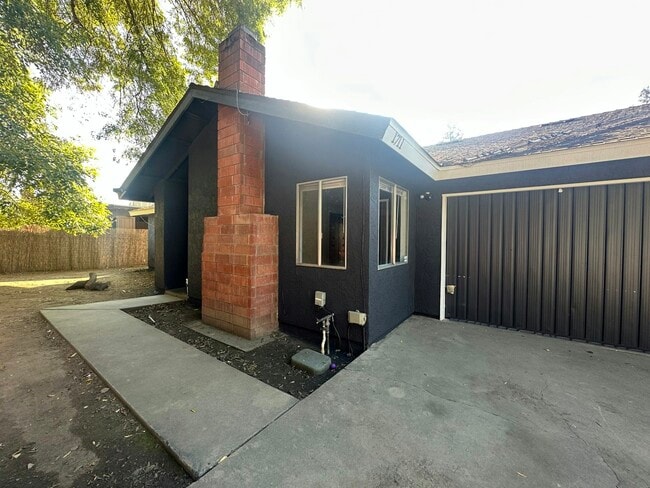 property at 1711 E Paradise Ave