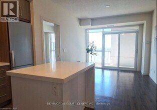 2087 Fairview St in Burlington, ON - Building Photo - Building Photo