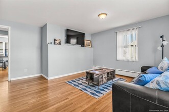 52 Montowese Ave in North Haven, CT - Building Photo - Building Photo