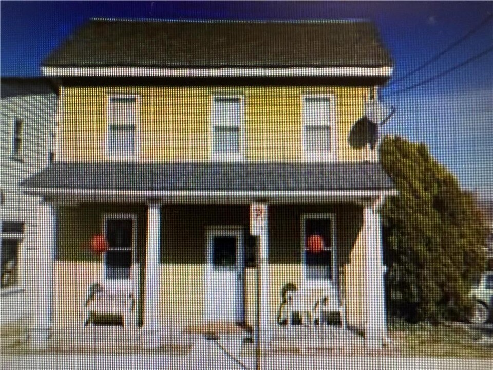 247 S Walnut St in Slatington, PA - Building Photo