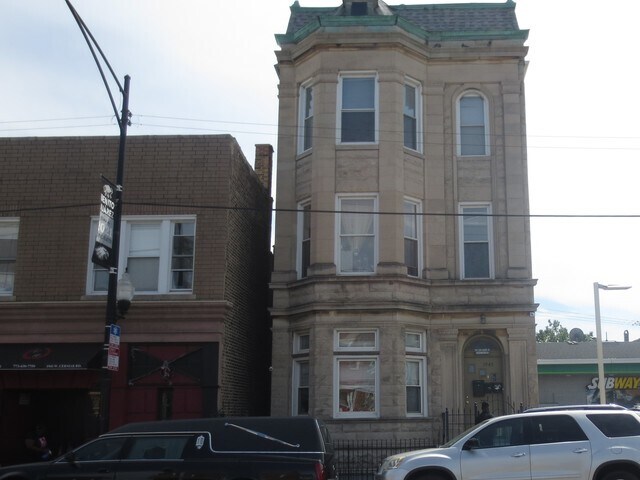 1945 W Cermak Rd in Chicago, IL - Foto de edificio