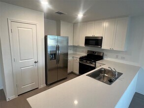 400 Park Ave in Hutto, TX - Building Photo - Building Photo