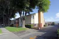 Villa Monterey Apartments in Azusa, CA - Foto de edificio - Building Photo