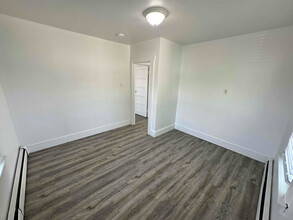 166 Higbie Ln in West Islip, NY - Building Photo - Building Photo