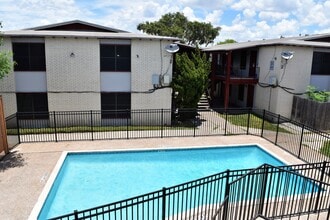 Aviator Apartments in Kingsville, TX - Building Photo - Building Photo
