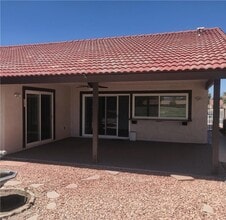 1955 Silver Oak Way in Hemet, CA - Foto de edificio - Building Photo