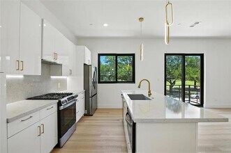 1425 N Garrett Ave in Dallas, TX - Building Photo - Building Photo