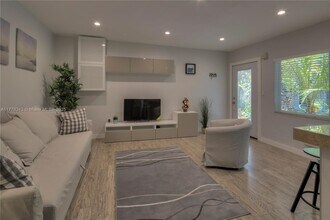 659 Meridian Ave in Miami Beach, FL - Building Photo - Building Photo