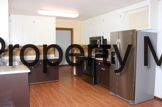 6325 Peacedale Ave in Minneapolis, MN - Building Photo - Building Photo
