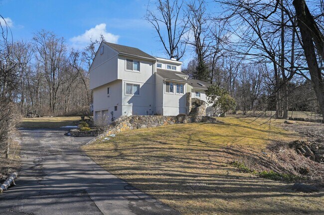 105 Deerfield Ln N in Pleasantville, NY - Building Photo - Building Photo