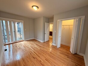 4228 N Whipple St, Unit 2S in Chicago, IL - Foto de edificio - Building Photo