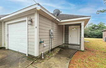 629 Carrell St in Tomball, TX - Foto de edificio - Building Photo