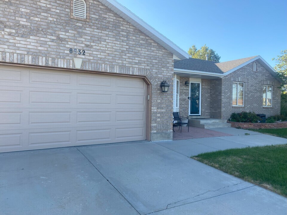 8532 S 4770 W in West Jordan, UT - Building Photo