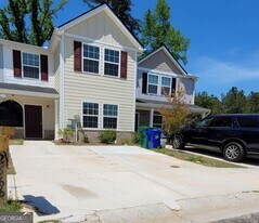 2566 Piering Dr in Stonecrest, GA - Building Photo