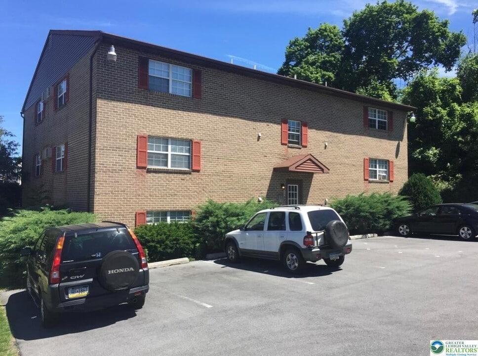 30 E Wyoming St in Allentown, PA - Building Photo