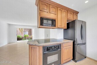 4554 E Paradise Vlg Pkwy S in Phoenix, AZ - Foto de edificio - Building Photo