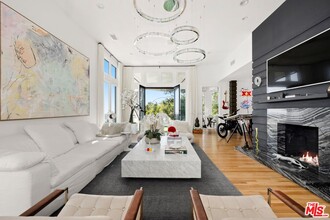 9314 Lloydcrest Dr in Beverly Hills, CA - Building Photo - Building Photo