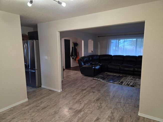 725 NE Negus Pl in Redmond, OR - Building Photo - Building Photo