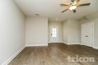 121 Dimaggio Dr in Springfield, TN - Foto de edificio - Building Photo