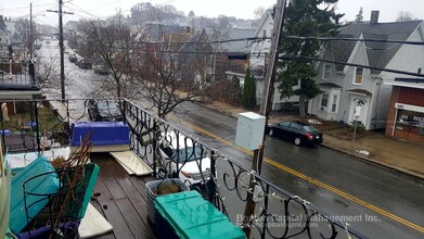 562 Main St, Unit 2 in Medford, MA - Foto de edificio - Building Photo
